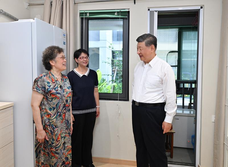 △2026年7月15日,习近平总书记在上海黄浦区半淞园路街道市民新村居民区考察时,来到居民家中,了解居住条件改善情况。
